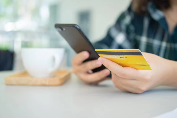 Compras en línea con teléfono inteligente y bolsas de compras entrega servi — Foto de Stock