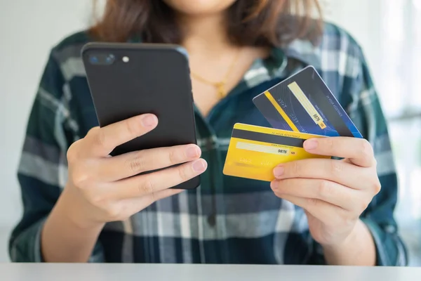 Compras en línea con teléfono inteligente y bolsas de compras entrega servi — Foto de Stock