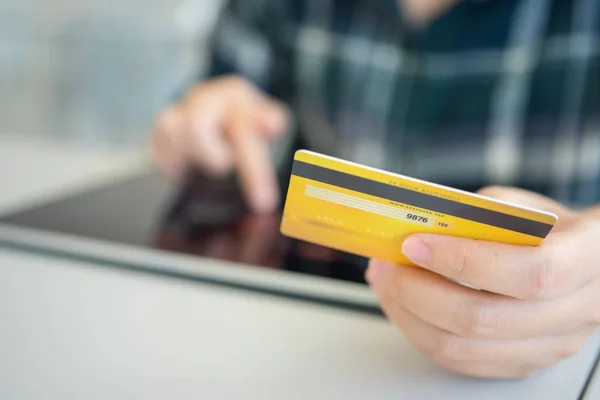 Compras en línea con teléfono inteligente y bolsas de compras entrega servi — Foto de Stock