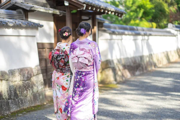 Geisha ragazza indossando kimono giapponese tra rosso in legno Tori Gate — Foto Stock