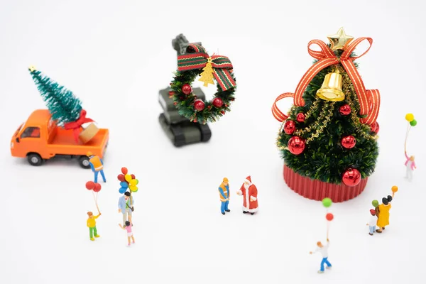Familien-Miniaturmenschen am Weihnachtsbaum feiern Weihnachten — Stockfoto