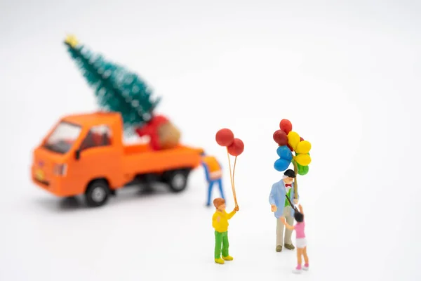 Famille Miniature personnes debout sur l'arbre de Noël Célébrez Chr — Photo