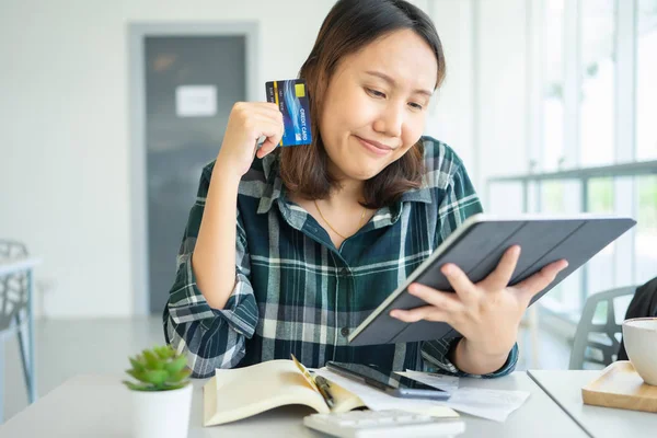 Retrato confuso de la joven mujer sosteniendo tarjetas de crédito que tienen probl — Foto de Stock