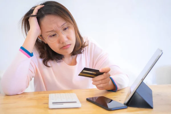 Retrato confuso mujer joven sosteniendo tarjetas de crédito que tienen probl — Foto de Stock