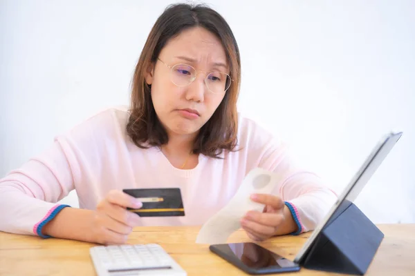 Retrato confuso mujer joven sosteniendo tarjetas de crédito que tienen probl — Foto de Stock