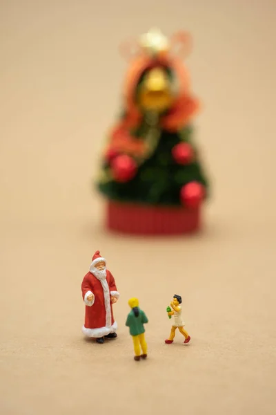 Famille Miniature personnes debout sur l'arbre de Noël Célébrez Chr — Photo
