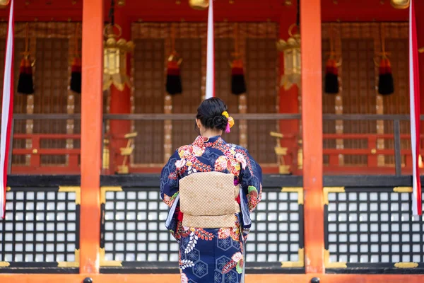Gésa lány visel japán kimono között piros fa Tori Gate — Stock Fotó