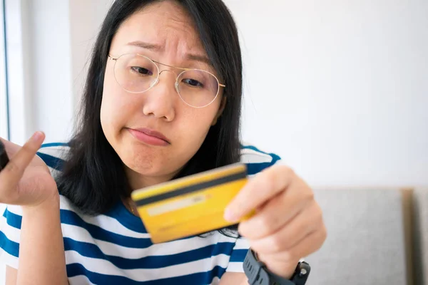 Retrato confuso mujer joven sosteniendo tarjetas de crédito que tienen probl — Foto de Stock