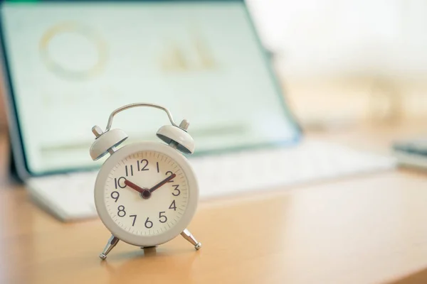 Vintage Witte Alarm Klok op een Notebook. Het is tijd om te rusten. u — Stockfoto