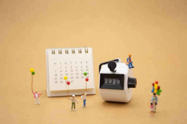 Glückliche Familie Miniaturmenschen stehen mit 2020 frohes neues Jahr — Stockfoto