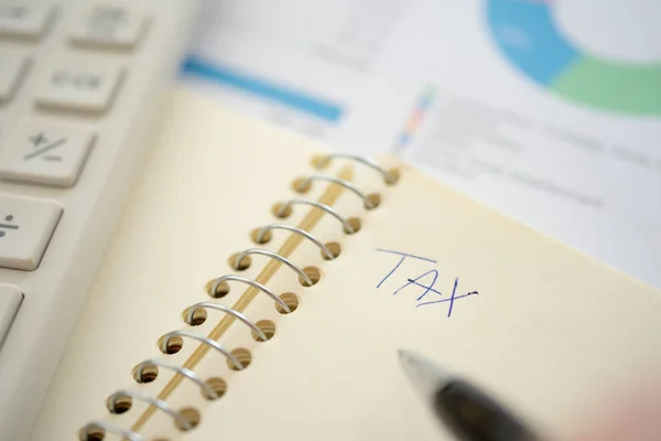 Platit roční příjmy (daně) za rok na kalkulačce. použití jako bac — Stock fotografie