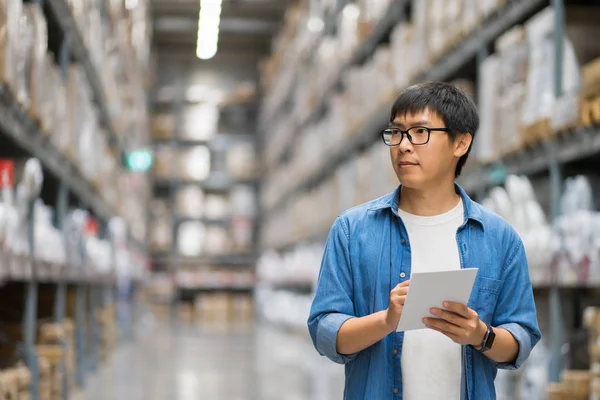 Asyalıların portresi, personel, ürün sayımı depo kontrolü Ma