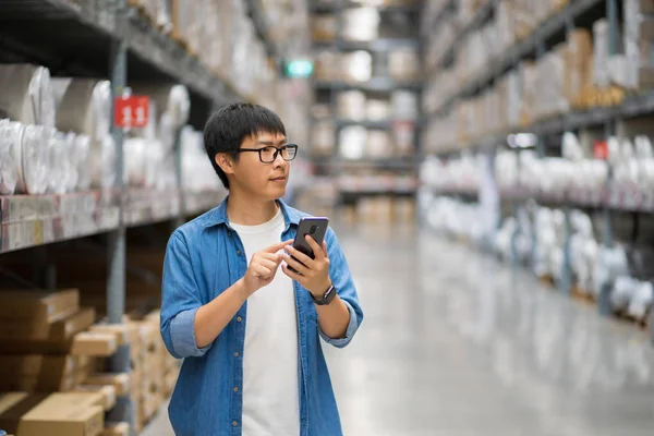 Portrait Asian men, staff, product counting Warehouse Control Ma — Stock Photo, Image