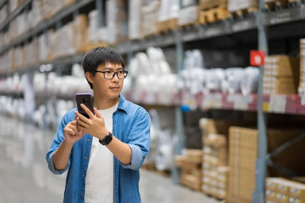 Portrait Asian men, staff, product counting Warehouse Control Ma — Stock Photo, Image