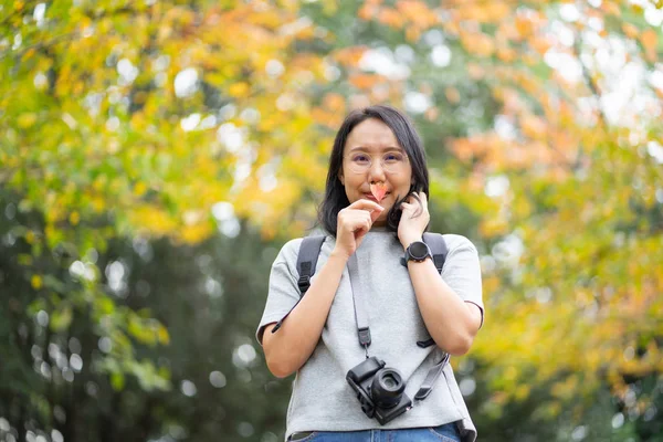 Giovane bellissimo fotografo con la fotocamera professionale prendendo — Foto Stock