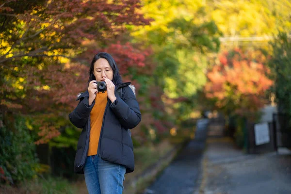 Joven fotógrafo hermoso con la cámara profesional tomando —  Fotos de Stock