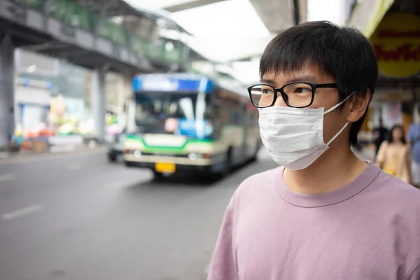 头戴口罩的英俊男子保护空气不受污染 — 图库照片