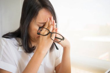 İş kadını dijital tablet ve abartı ile çalışmaktan yoruldu.