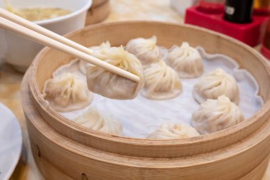 Restoranda yemek çubukları ile Xiao uzun bao çorba hamur tatlısı buns (