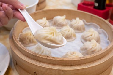 Restoranda yemek çubukları ile Xiao uzun bao çorba hamur tatlısı buns (