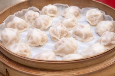 Restoranda yemek çubukları ile Xiao uzun bao çorba hamur tatlısı buns (