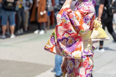 Sensoji önünde ayakta Japon kimono giyen genç kız 
