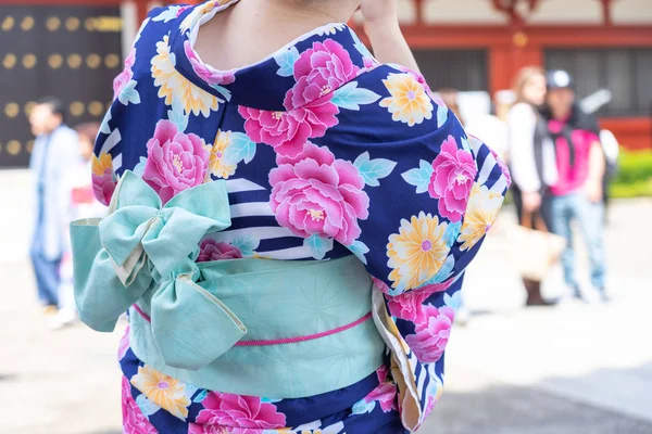 Jong meisje dragen van Japanse kimono staan voor Sensoji — Stockfoto