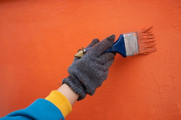 Travail de peintre Peindre le mur à l'aide de parcelles de peinture et de rouleaux. Conc — Photo