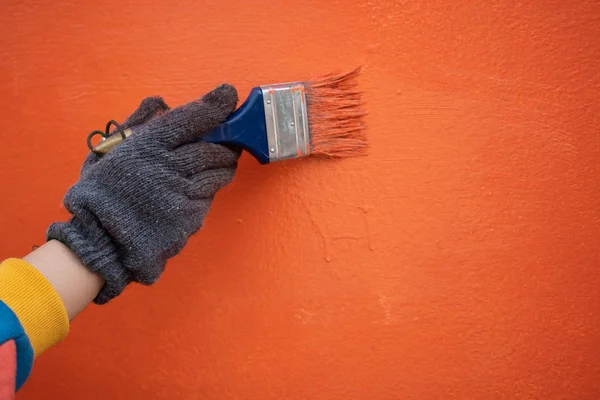 Travail de peintre Peindre le mur à l'aide de parcelles de peinture et de rouleaux. Conc — Photo