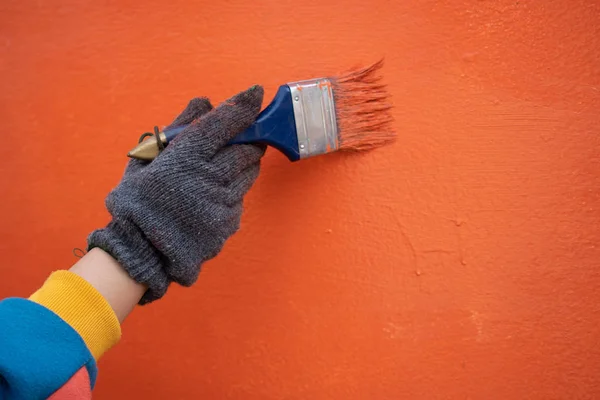 Travail de peintre Peindre le mur à l'aide de parcelles de peinture et de rouleaux. Conc — Photo