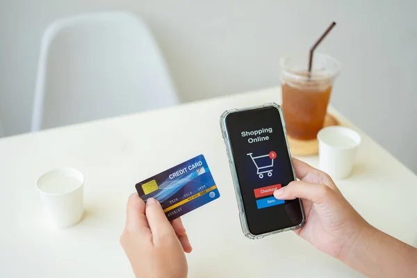 Compras en línea con teléfono inteligente y bolsas de compras entrega servi — Foto de Stock