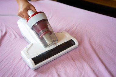 Elektrik süpürgesi ve mikrop öldürücü toz akarları UV ışığını kullanarak...