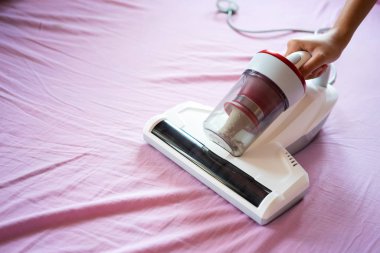 Elektrik süpürgesi ve mikrop öldürücü toz akarları UV ışığını kullanarak...
