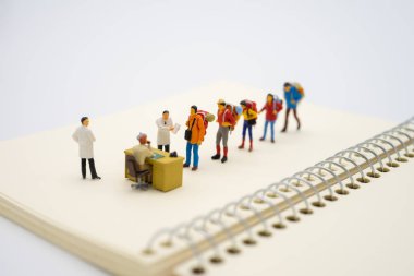 Minyatür gezgin ve doktor. Turistlerin cesetlerini kontrol edin. 