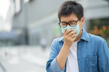 Yüz maskesi takan yakışıklı hava kirliliğine karşı koruyucu filtre