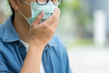 Yüz maskesi takan yakışıklı hava kirliliğine karşı koruyucu filtre