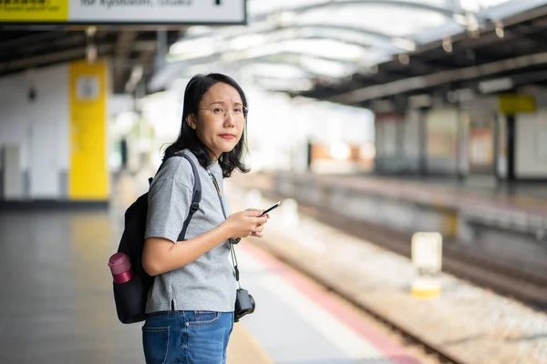 Schöne asiatische Reisende verwendet ein Smartphone in der Stadt cene — Stockfoto