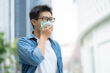 Yüz maskesi takan yakışıklı hava kirliliğine karşı koruyucu filtre