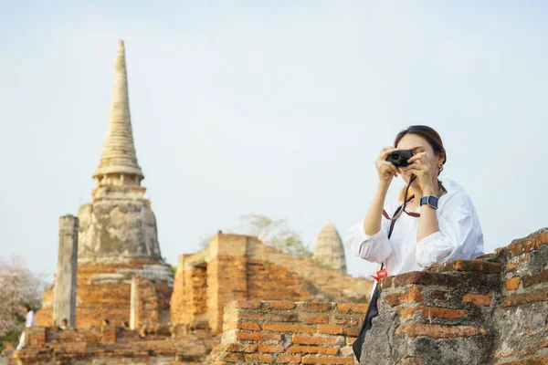 Bei turisti asiatici Camminare, scattare foto e viaggiare su — Foto Stock