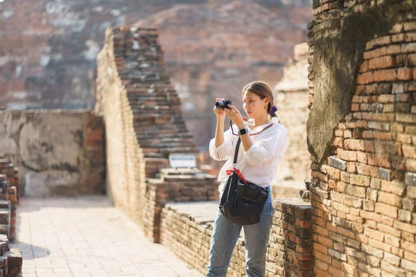 아름다운 아시아인 관광객들이 걷고, 사진을 찍고 여행을 하며 — 스톡 사진