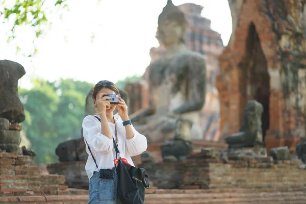 Bei turisti asiatici Camminare, scattare foto e viaggiare su — Foto Stock