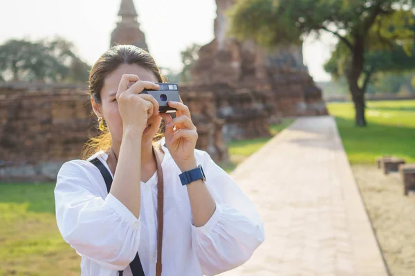 Hermosos turistas asiáticos caminando, tomando fotos y viajando en —  Fotos de Stock