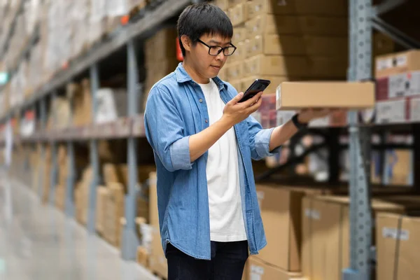 Portrait Asian Men Staff Product Counting Warehouse Control Manager Berdiri — Stok Foto