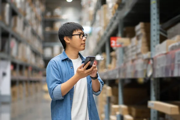 Portrait Asian Men Staff Product Counting Warehouse Control Manager Standing — Stock Photo, Image