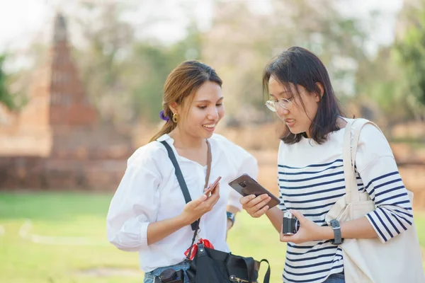 Bei Turisti Asiatici Camminare Scattare Foto Viaggiare Vacanza Città Vecchia — Foto Stock