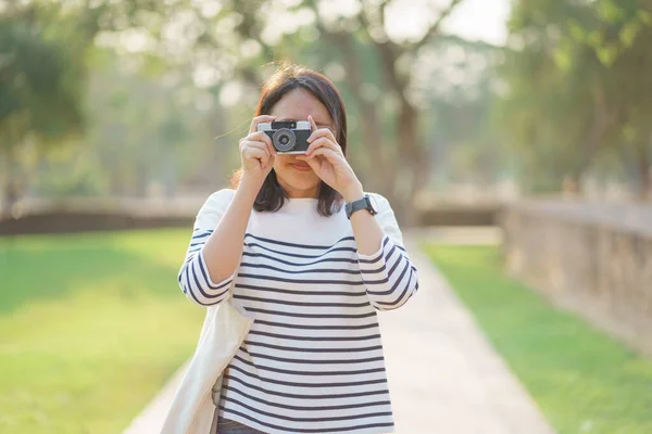 Hermosos Turistas Asiáticos Caminando Tomando Fotos Viajando Vacaciones Casco Antiguo —  Fotos de Stock