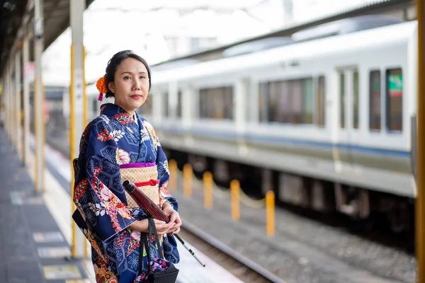 京都で日本の着物を着た芸者の女の子 着物は日本の伝統的な服です 着物という言葉は 実際には 着るもの を意味します — ストック写真