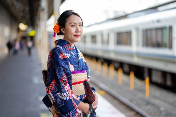 Menina Gueixas Vestindo Quimono Japonês Entre Kyoto Kimono Uma Roupa — Fotografia de Stock