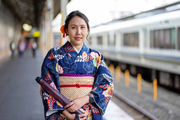 京都で日本の着物を着た芸者の女の子 着物は日本の伝統的な服です 着物という言葉は 実際には 着るもの を意味します — ストック写真