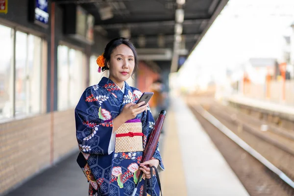 京都で日本の着物を着た芸者の女の子 着物は日本の伝統的な服です 着物という言葉は 実際には 着るもの を意味します — ストック写真